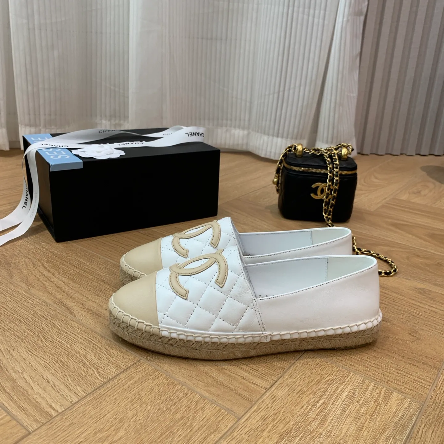 👟👟Ex-factory price 480👟👟 👑New colors are coming ✌️The new version of Chanel fisherman shoes is coming❗️Delivered in a complete set of top-notch packaging. The quality of my fisherman shoes has not been introduced much, everyone who has tried it knows it! The original customized upper, and my outsole is the original translucent outsole, the opaque outsole is the wrong version, full set of authentic packaging ❗️ size: 35-40, running price